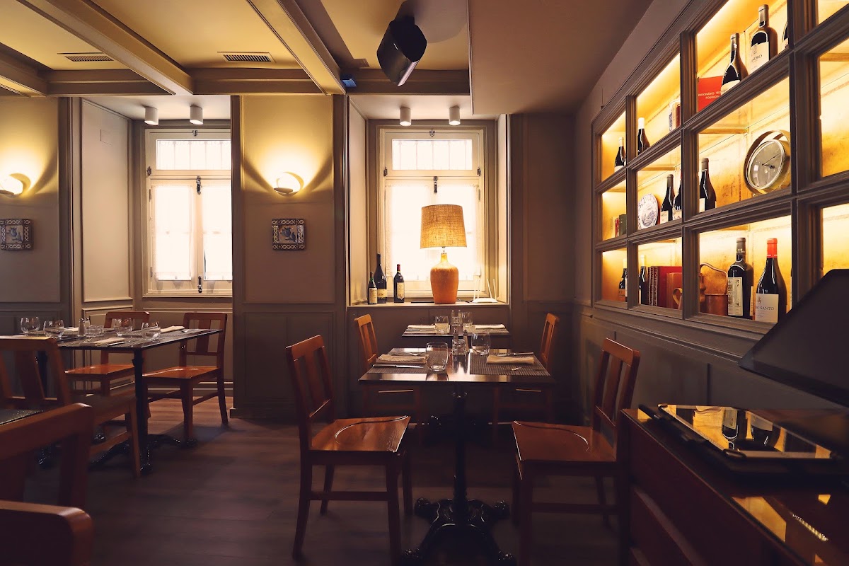 From The Vine: Port & Wine Tasting Bar - Port & Wine Tasting In Lisbon warm dining room
