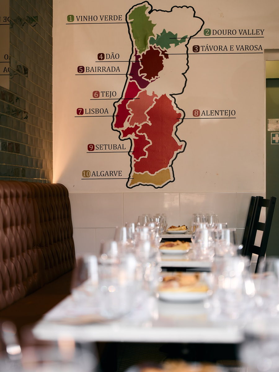 Mapa das regi&otilde;es vin&iacute;colas de Portugal na parede do balc&atilde;o